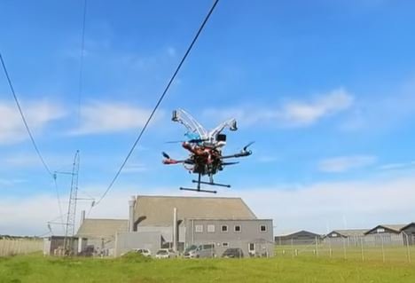 Danci izradili dron koji krade energiju s dalekovoda za neograničeno letenje