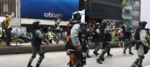 Ponovo haos u Hongkongu: Vodeni topovi, suzavac, hapšenja...