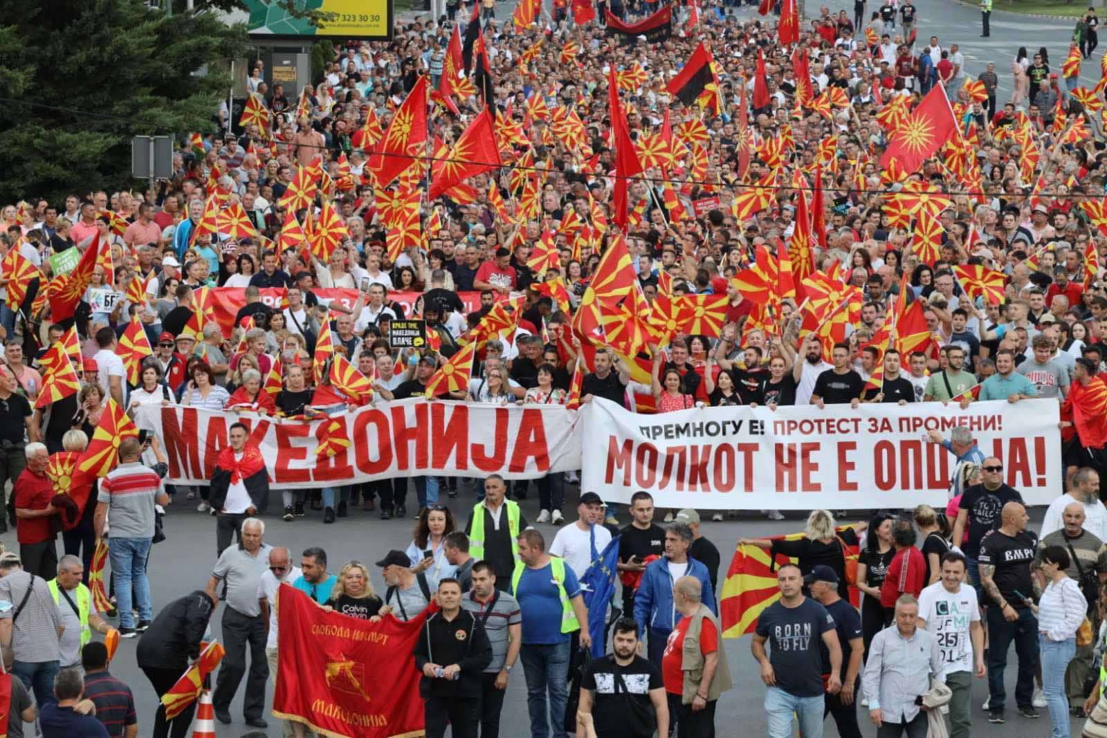 Hiljade ljudi protestuju u Skoplju, opozicija traži nove izbore