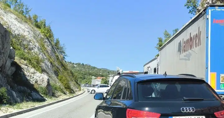 Saobraćajna nezgoda na putu Nikšić - Danilovgrad, učestvovala tri vozila