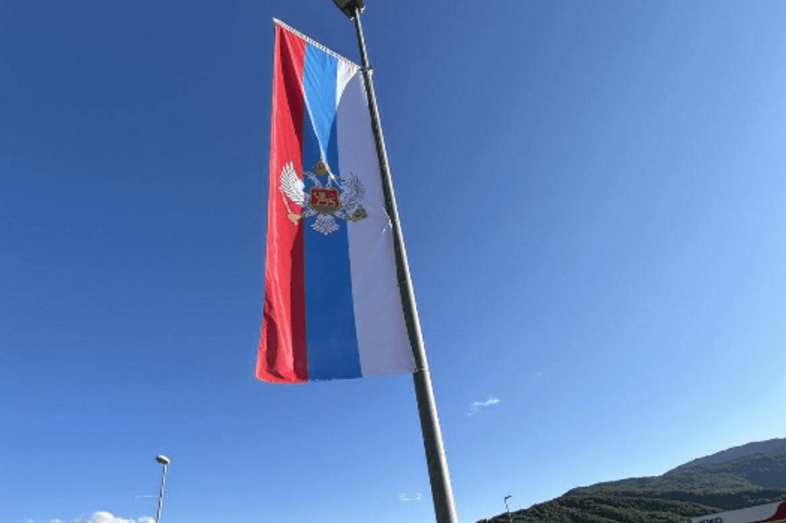 Nakon pokušaja uklanjanja crnogorske zastave na ulazu u Mojkovac: Trobojku okačili na drugoj lokaciji