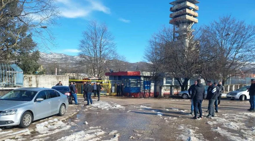 Bivši radnici Željezare blokirali kapiju fabrike, tvrde da Toščelik odvozi materijale i alate