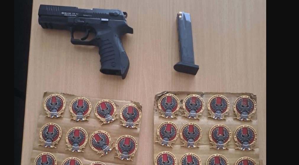Uhapšena jedna osoba u Danilovgradu: Pronađeno 12 kila eksploziva, startni pištolj, municija, značke, radio stanice...