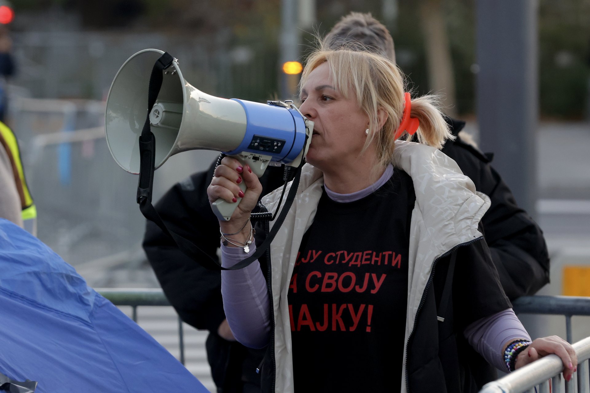 Novosađani održali skup podrške Dijani Hrki, dvije osobe privedene