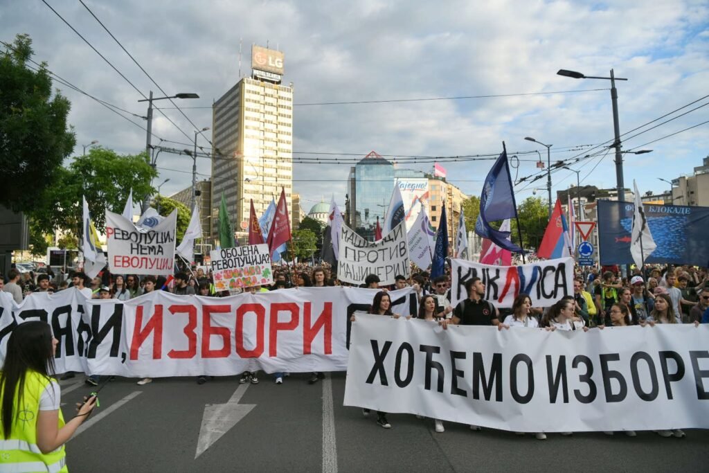 UŽIVO Beograd: Počeo studentski protest na Slaviji; Vučić čestitao Vidovdan uz fotografiju veterana ispred Skupštine Srbije