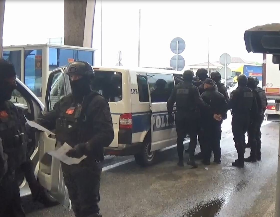 Pogledajte snimak hapšenja policijskih službenika na graničnom prelazu Božaj