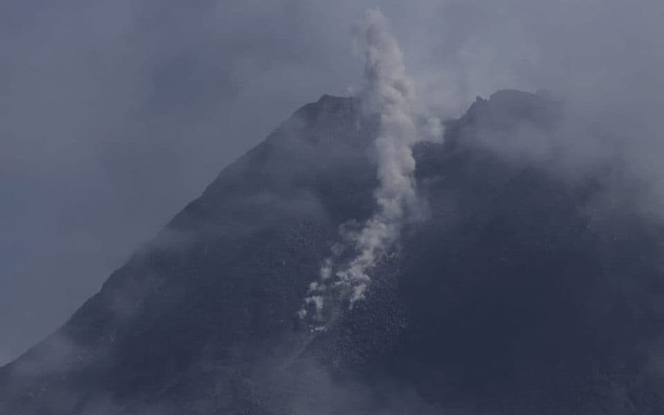 Vulkan u Indoneziji izbacuje vrele oblake pepela, stotine stanovnika evakuisano
