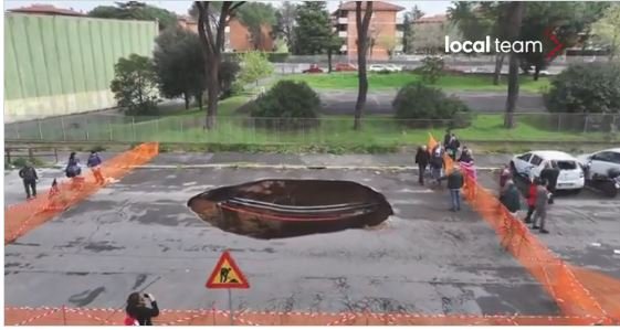 Velika rupa otvorila se na ulici u Rimu i „progutala“ dva automobila