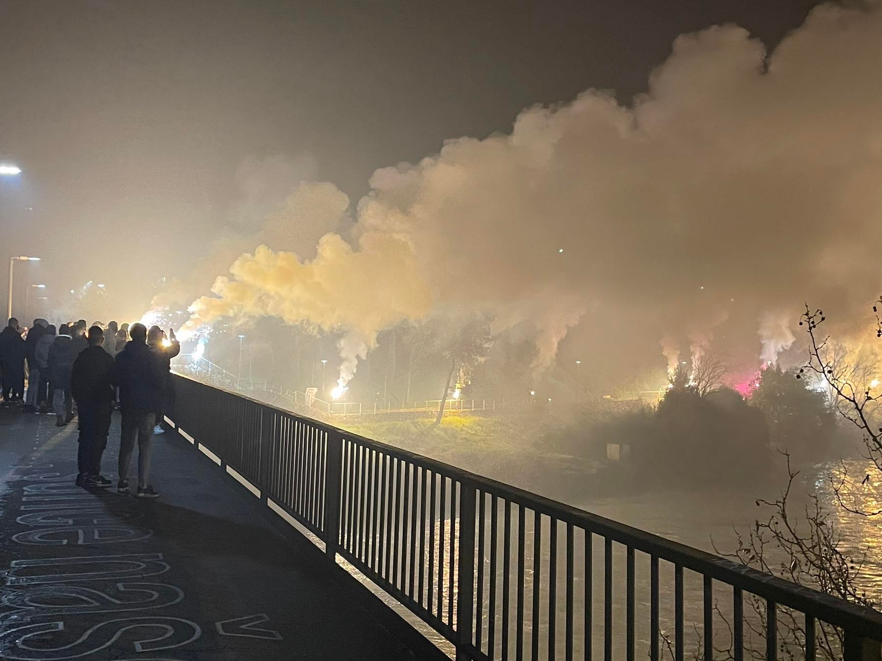 Bakljada navijača Budućnosti na podgoričkim mostovima u znak sjećanja na Marka i Miljana