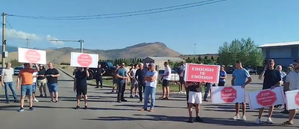 Blokirali put ka Dinoši: Stanovnici ne daju gradnju pete sanitarne kade