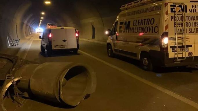 Otpao ventilator u tunelu Vrmac, oštećen turistički autobus