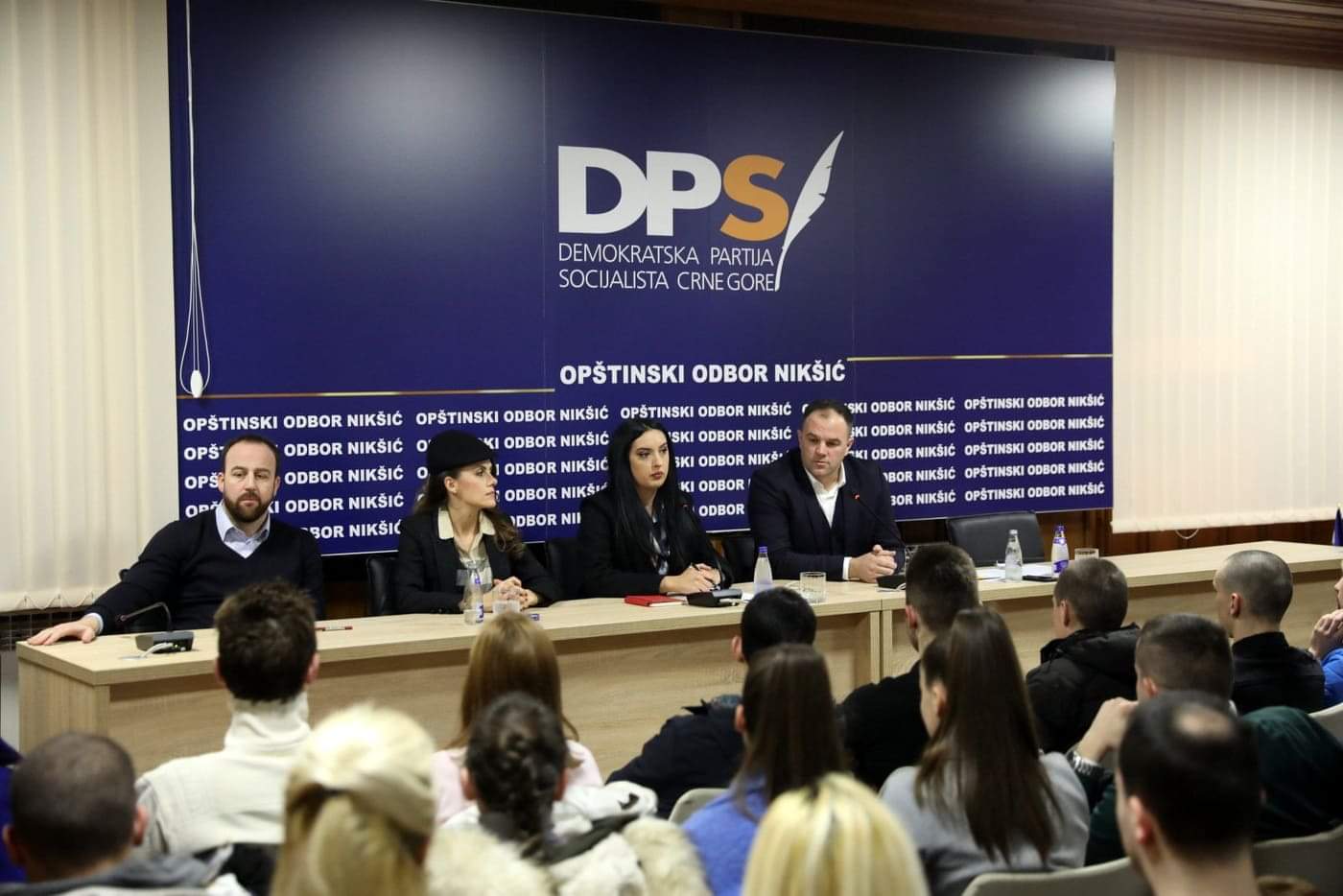 Mladi DPS-a Nikšić: Pozivamo vršnjake da ne devastiraju grad