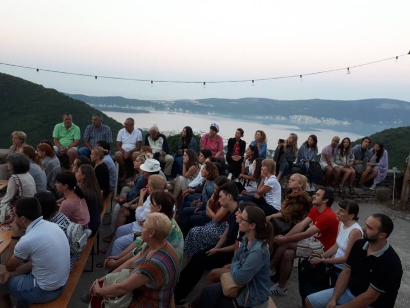 Nesvakidašnji koncert u Gornjoj Lastvi: Klasika, izlazak sunca, i pogled na zaliv
