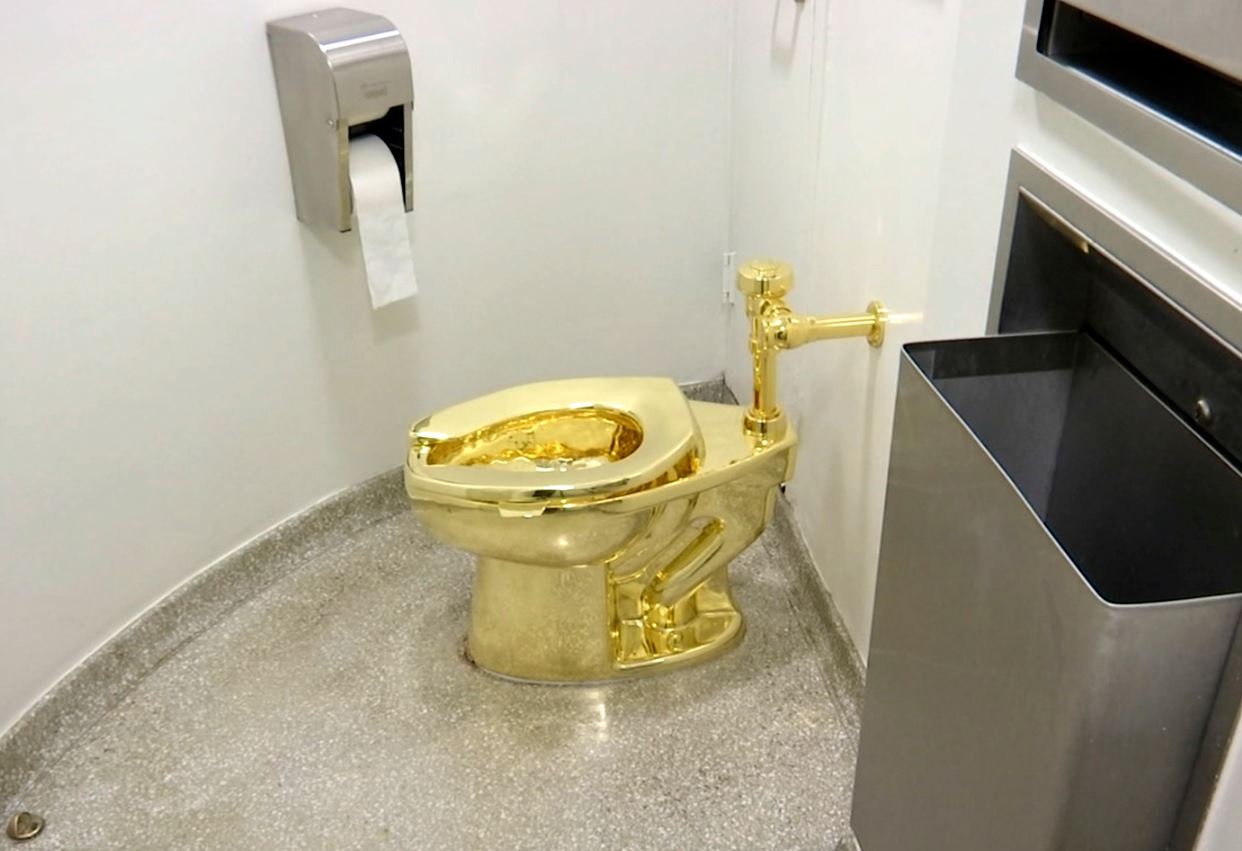 Ukradena zlatna WC šolja iz Čerčilove palate