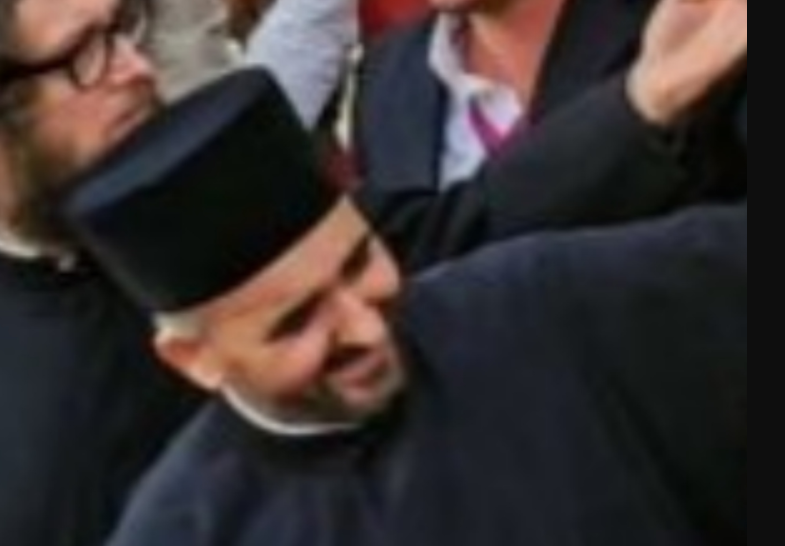 Sveštenik Pejović se smije dok nosi Amfilohijev sanduk