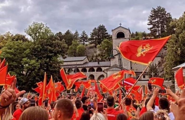 Veličanstveno: Oj svijetla majska zoro ispred Cetinjskog manastira