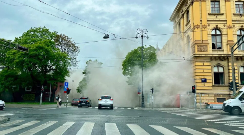 Zagreb: Skela i zid sa zgrade pali na ulicu, uništeni automobili