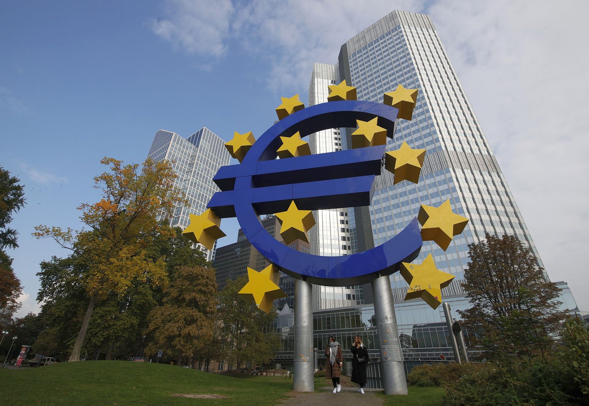 Ekstremne vremenske prilike mogle bi smanjiti BDP eurozone za pet odsto, upozoravaju finansijski nadzornici