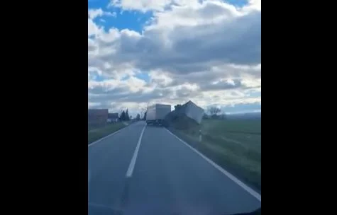 Snažan olujni vjetar u Hrvatskoj, prevrnuo kamion, obara drveća