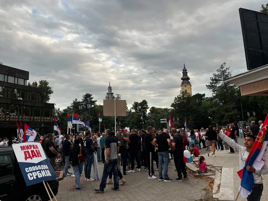 Pristalice SNS-a i koalicionih partnera okupljaju se na skupovima protiv blokada širom Srbije