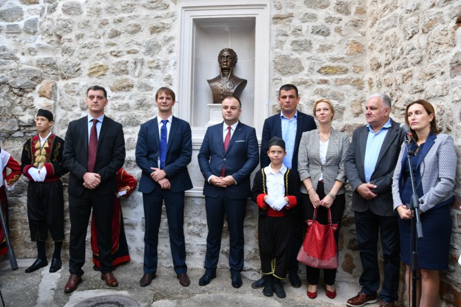 Herceg Novi: Otkrivena bista Marka Vojnovića
