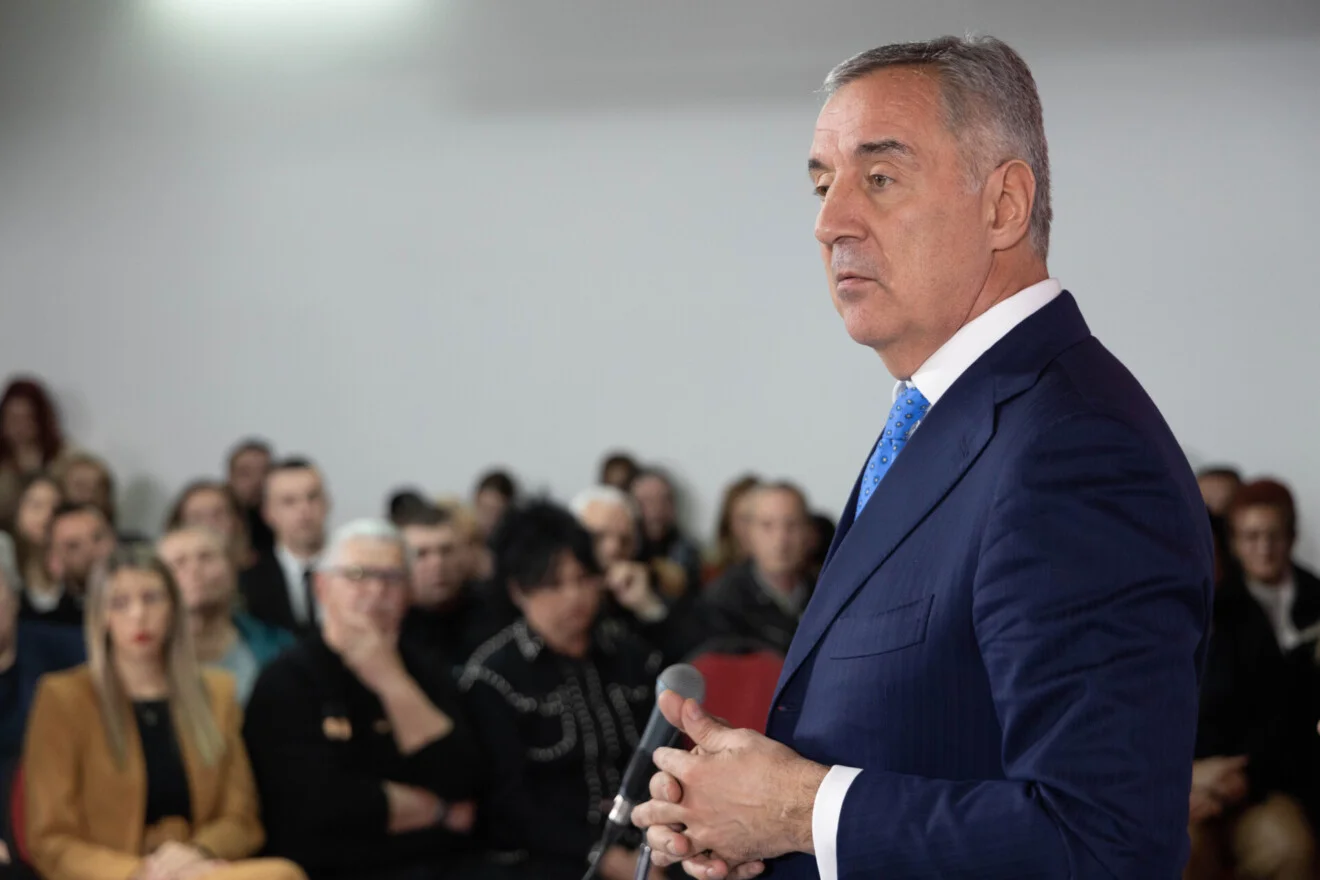 Đukanović: Plate su povećane i niko ih neće vratiti u pređašnje stanje, ali ih treba podmirivati iz sopstvene zarade a ne kredita