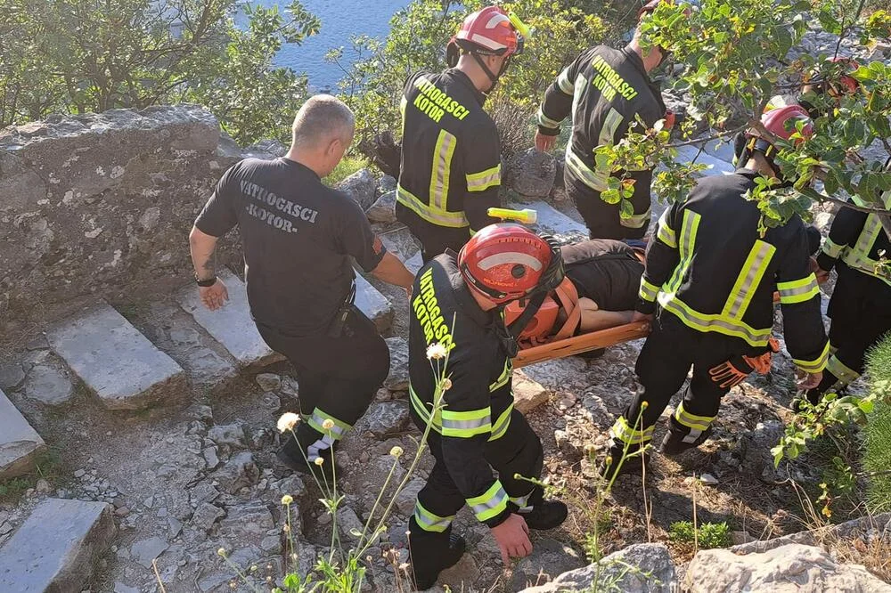 Kotor: Vatrogasci spustili osobu sa povredama glave sa tvrđave San Đovani