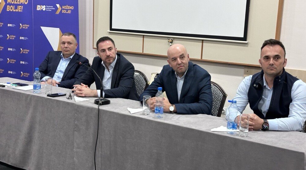 Održana tribina DPS u Ulcinju: Nastavljamo da uvodimo trendove na političkoj sceni, zajedno ćemo raditi na jačanju partije nakon izbora