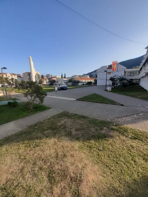 Ispred zgrade Opštine sada je mirno