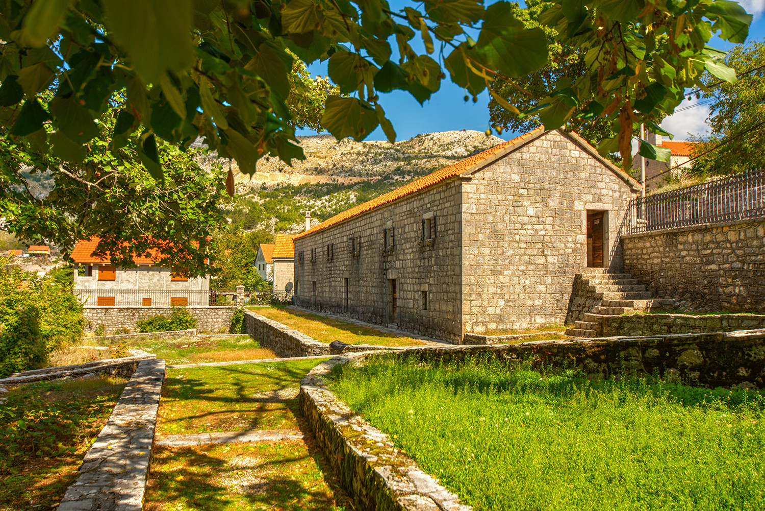 (Prećutna) dozvola Crkvi Srbije za korišćenje Njegoševe rodne kuće