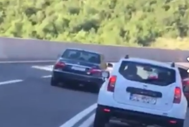 Službenim vozilom preko duple pune linije: Ponovo preticanje na putevima!
