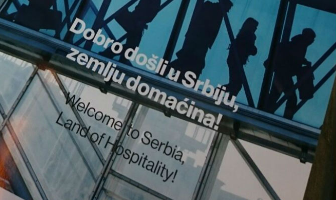 SKANDAL: Montenegro Airlines dijeli časopis "Dobro došli u Srbiju"?!