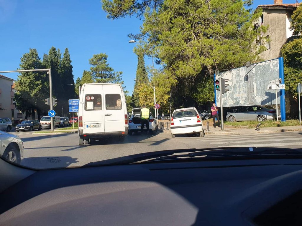 Još jedan udes u Podgorici: Zakucao se citroenom u stubiće