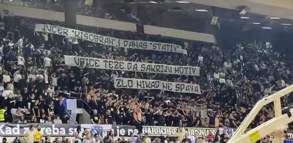 Navijači BiH razvili transparent upućen Vučiću: Juče 'kišobran', danas 'stativ', ubice teže da sakriju motiv