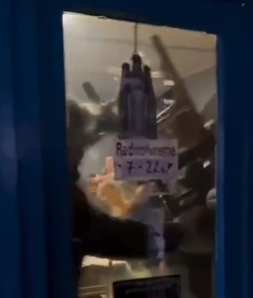 Pogledajte izbore u Srbiji: Masovna tuča, letjele flaše i stolice, polomljena stakla u blizini biračkog mjesta