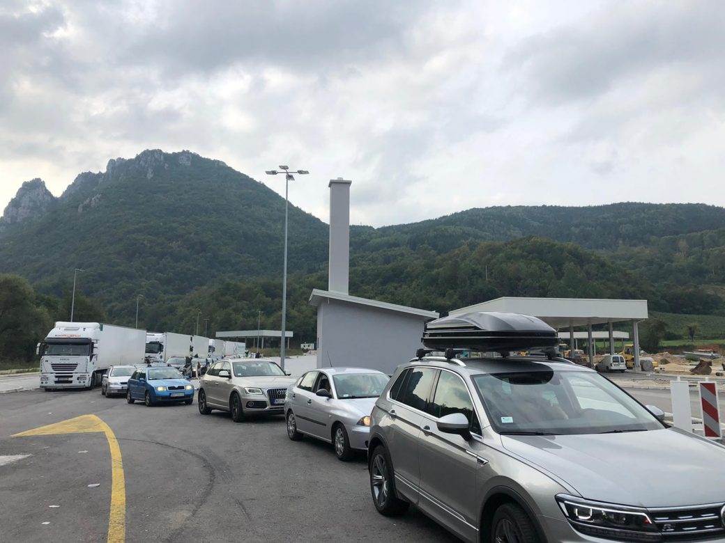 Velike gužve na graničom prelazu Jabuka: Državljani Srbije vraćaju se kući