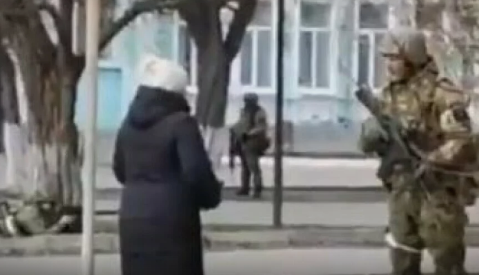 Hrabra Ukrajinka stala pred ruske vojnike: Zašto ste došli u moju zemlju?