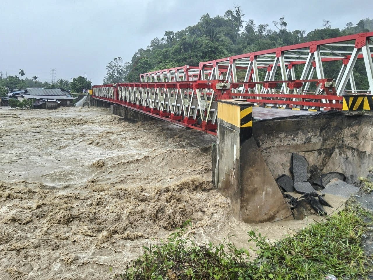 U poplavama u Indoneziji i Šri Lanki više od dvije hiljade mrtvih i nestalih