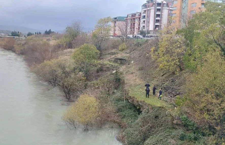 Podgorica: Automobil sletio u Moraču, izvučena tijela tridesetsedmogodišnjeg oca i šestogodišnjeg sina
