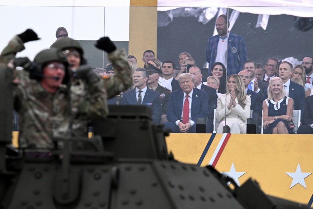 Trampova vojna parada u Vašingtonu, na protestu "diktator na zlatnoj wc šolji"
