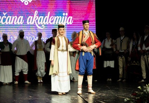 Udruženje folklornih ansambala Crne Gore sinoć u Tivtu proslavilo je 15. godina postojanja