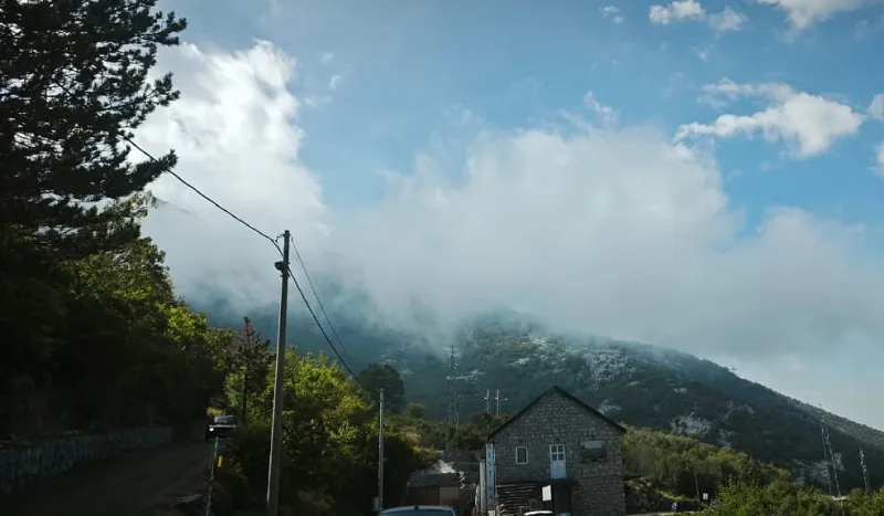 Situacija na Lovćenu bolja, vatra i dalje tinja na više lokacija