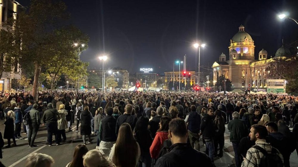 UŽIVO  Završen skup naprednjaka kod Ćaćilenda, građani koji podržavaju protest Dijane Hrka ostaju ispred Skupštine Srbije