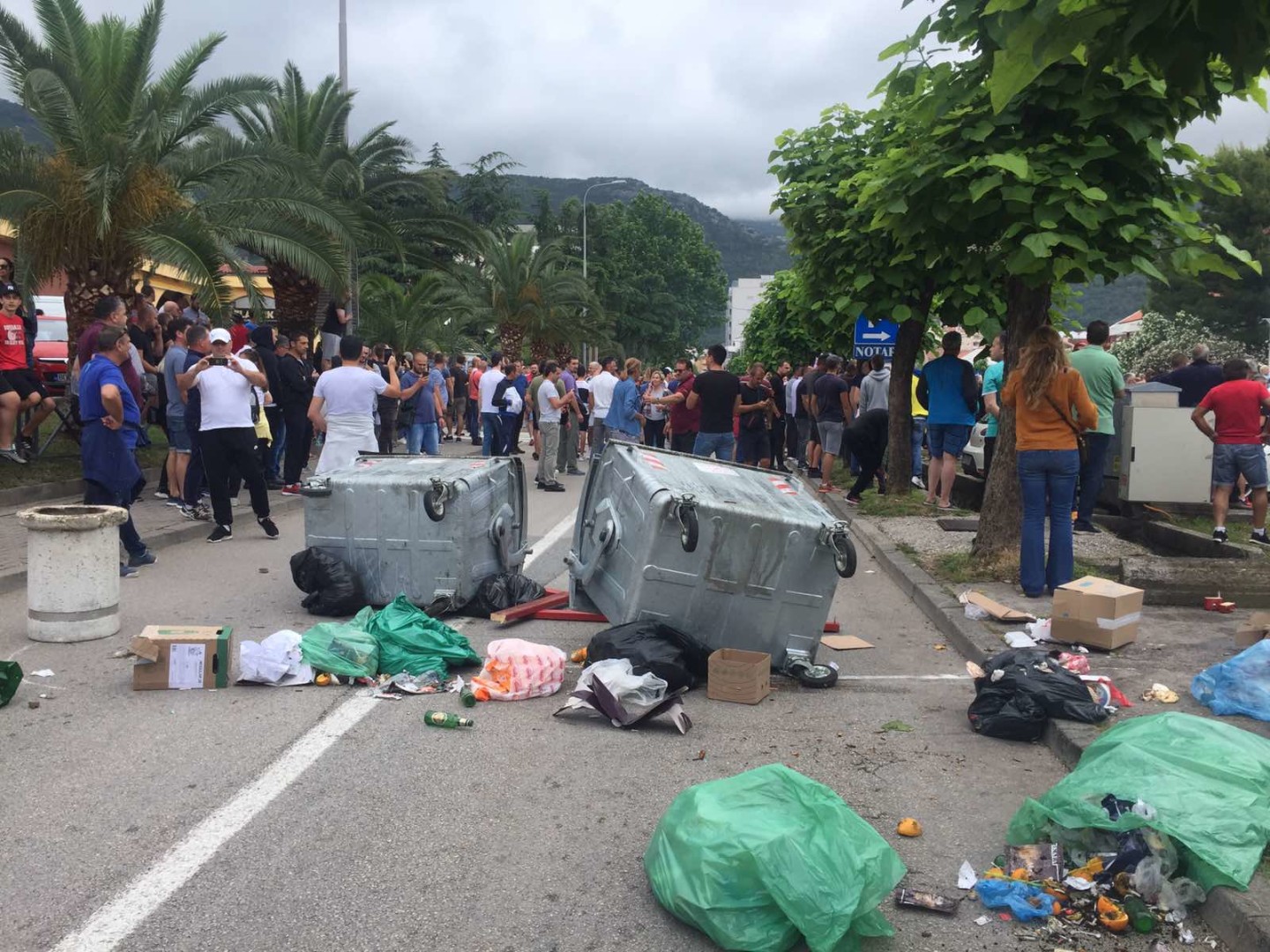 Okupljeni u Budvi bacaju petarde i vrijeđaju policiju: Carević, Radović i Mikijelj u bolnici u Risnu