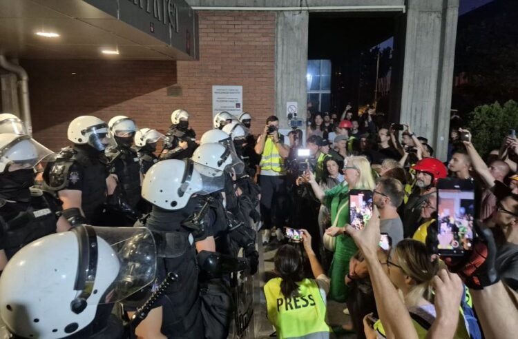 Novi Sad: Bučan protest ispred Filozofskog fakulteta