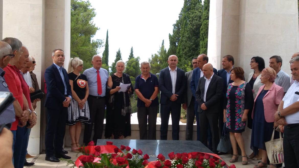 Savez "Da svako ima" položio cvijeće na spomenik Partizanu borcu