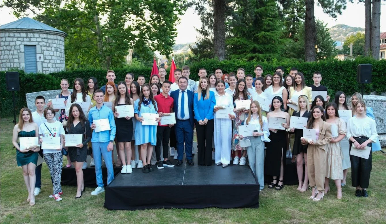 Veče posvećeno najboljima: Prijestonica Cetinje dodijelila priznanja dobitnicima diplome "Luča"