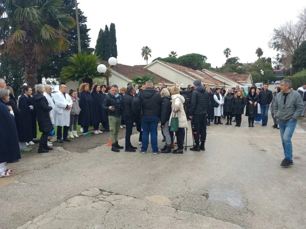 Novi protest zaposlenih bolnice Meljine, traže hitan sastanak sa Abazovićem i Šćekićem