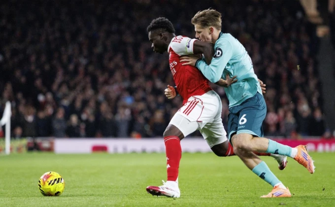 Arsenal slavio uz dva autogola i uz sudijski zvižduk