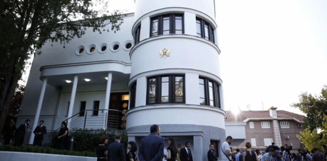 Za školarinu dvoje djece službenika Ambasade u Beogradu - preko 15.000 eura